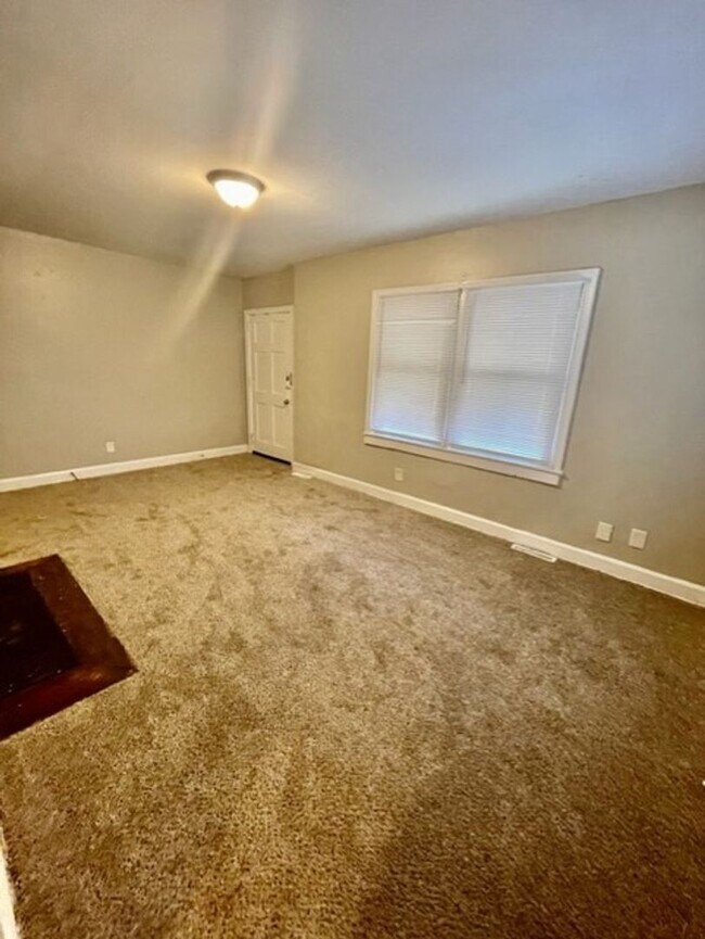 Building Photo - Come take a look at this cozy 3 Bedroom 1 Bath Home. It's Located in Revolution Park Neighborhood