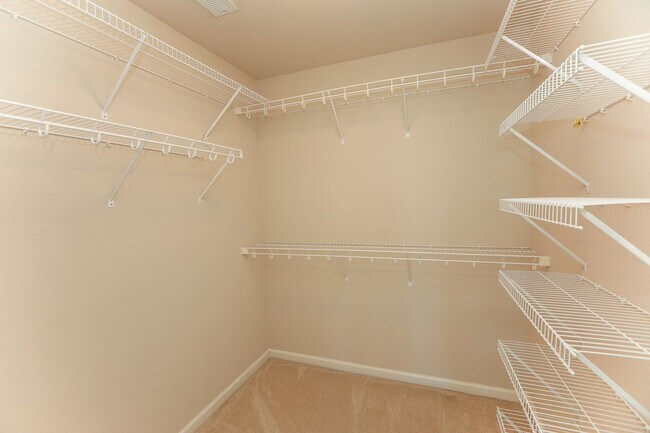 Building Photo - Exquisitely Maintained Move-in Ready!