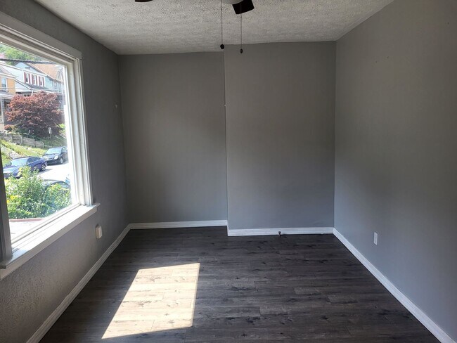 Building Photo - Spacious 2 bedroom in Mt Oliver! Available Now!