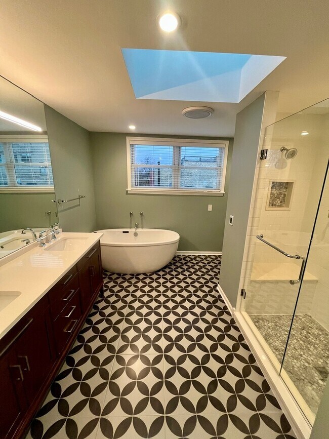 Building Photo - 3700 N Hermitage Ave