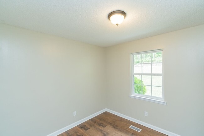 Building Photo - 3 Bedroom, 2 Bath Charmer in Ringgold, GA!!