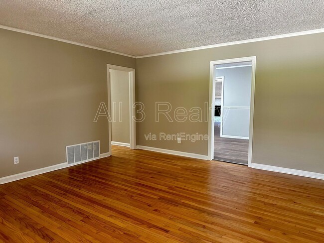 Building Photo - 1009 Rosedale Dr