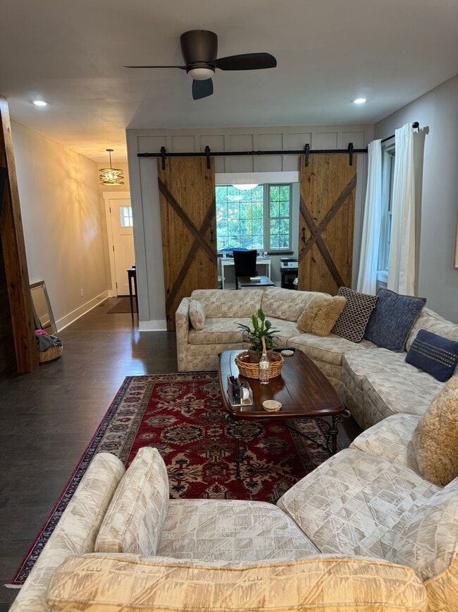Building Photo - Charming 3 Bed 2.5 Bath Furnished Cottage ...