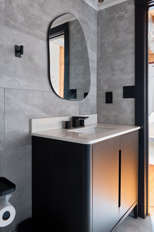 Building Photo - 403 E 33rd St