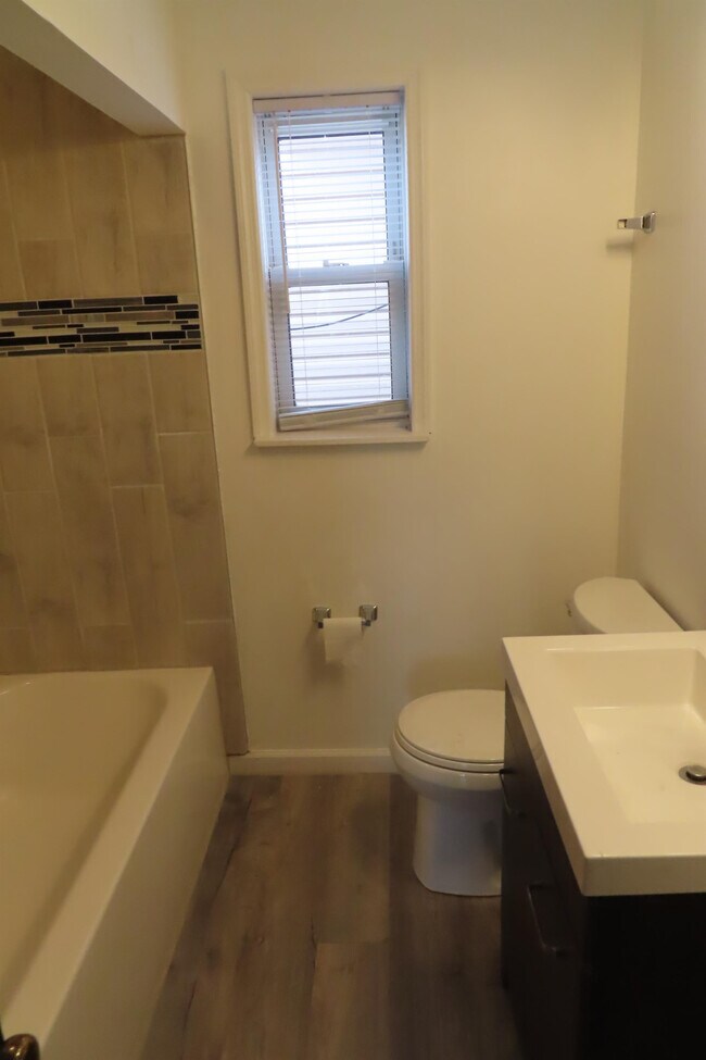 Building Photo - 1121 Fairwood Ave