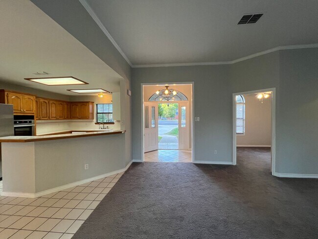 Building Photo - Awesome 4 bdrm/2.5 ba in La Brisas