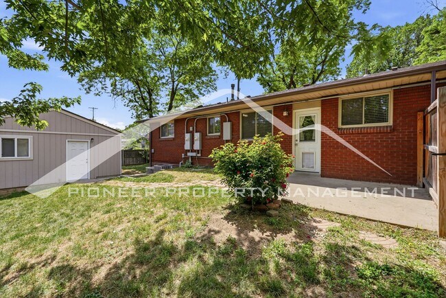 Building Photo - Spacious Duplex with Central AC and Washer/Dryer