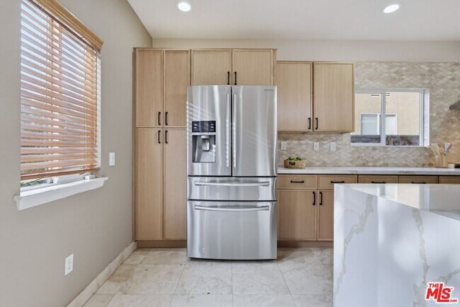 Building Photo - 5187 Knollwood Way