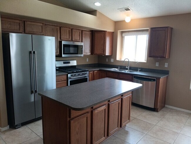 Building Photo - 4 Bedroom, 2 Bathroom! Lovely Home!