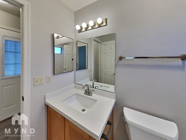 Building Photo - 634 N Quartz St