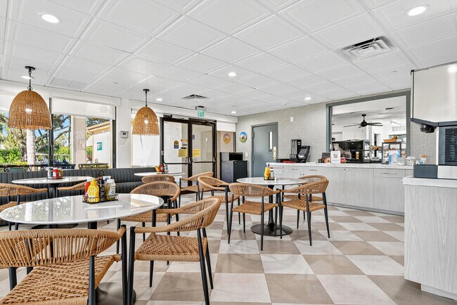 Building Photo - 5021 Oakhill Ln