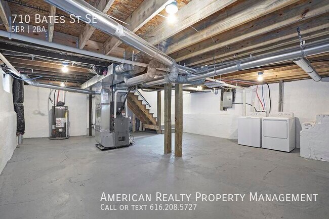 Building Photo - 710 Bates St SE