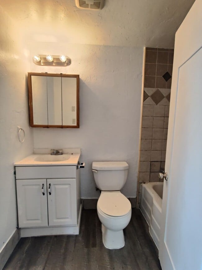 Building Photo - Cute and Cozy Updated Duplex in Kennewick ...