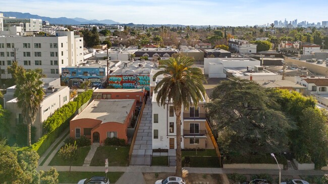 Building Photo - 828 N Detroit St