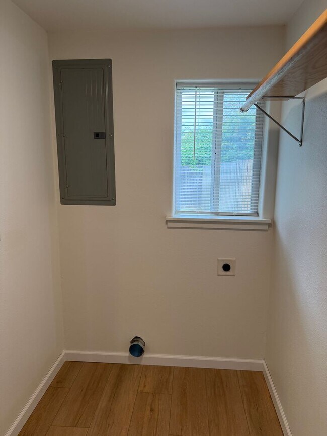 Building Photo - Updated 3 bedroom 1 bath duplex in Junction City!