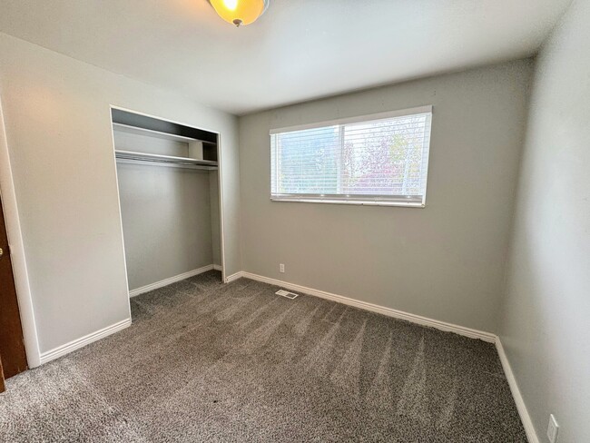 Building Photo - Two-Bedroom Apartment in South Salt Lake!