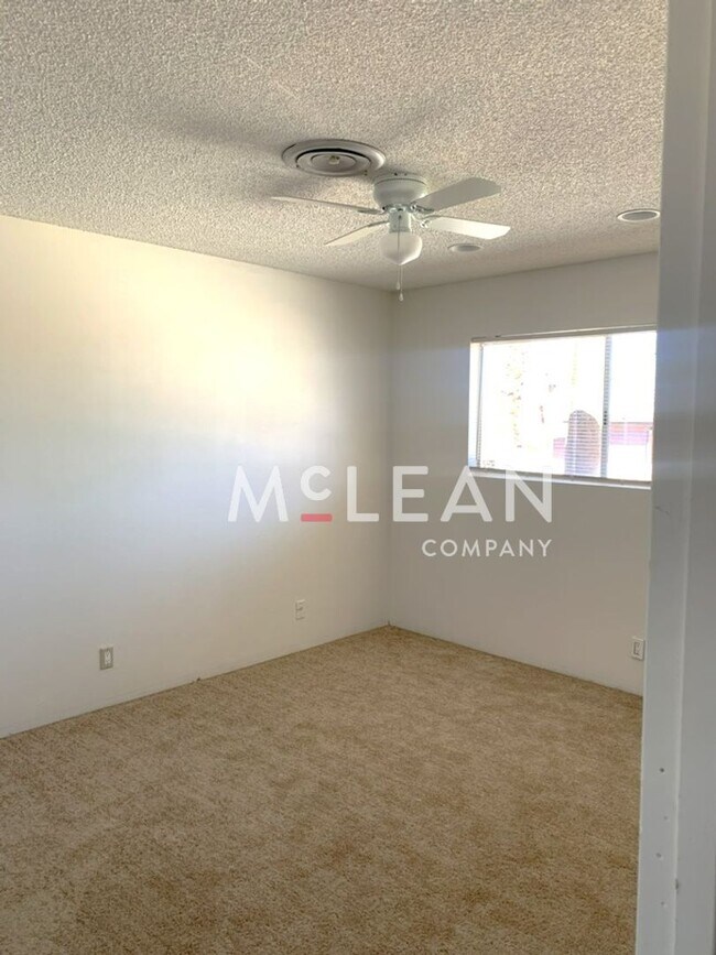 Building Photo - Three Bedroom Home in Beautiful Neighborhood