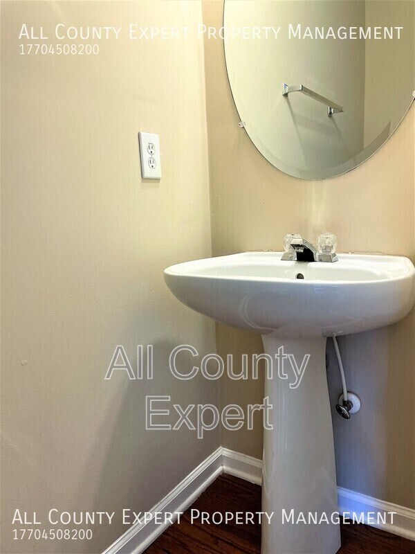 Building Photo - 520 Lazy River Ln