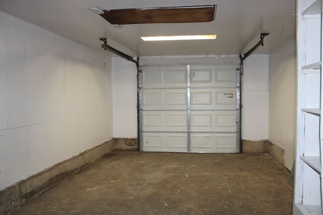 Building Photo - REMODELED!!  3 beds, 2 bath