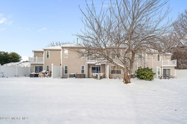 Building Photo - 33 S Pointe Cir