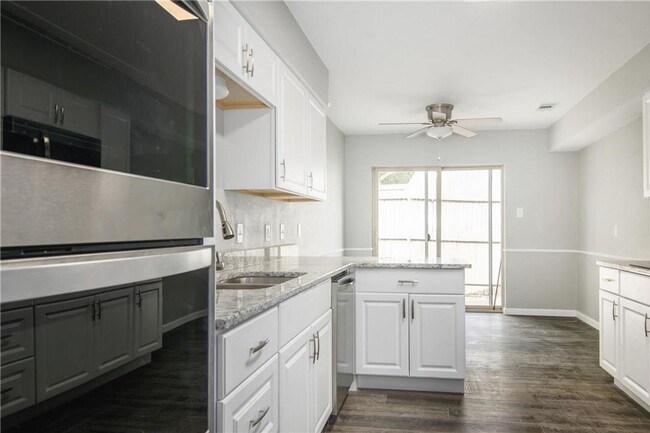 Building Photo - Updated 2 bedroom, 2 bath Duplex near Oran...