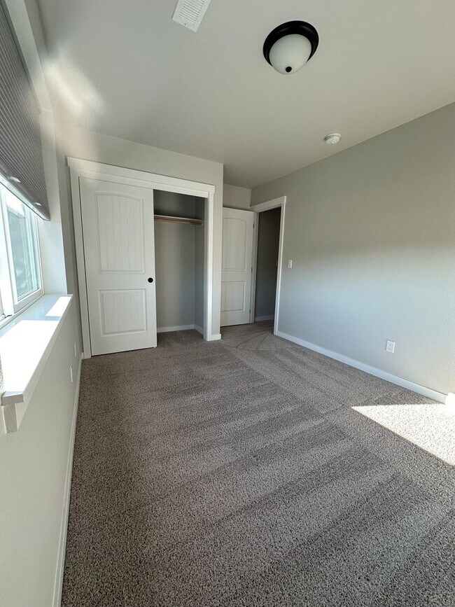 Building Photo - 3 Bedroom 2.5 Bath Newberg OR