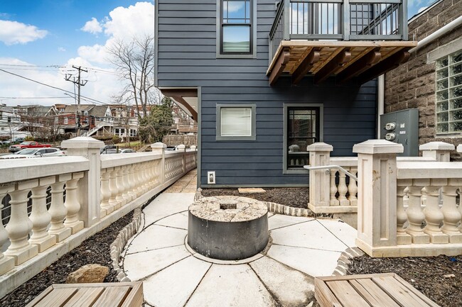 Building Photo - 235 E Market St