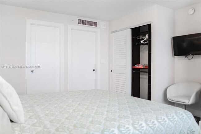 Building Photo - 6039 Collins Ave