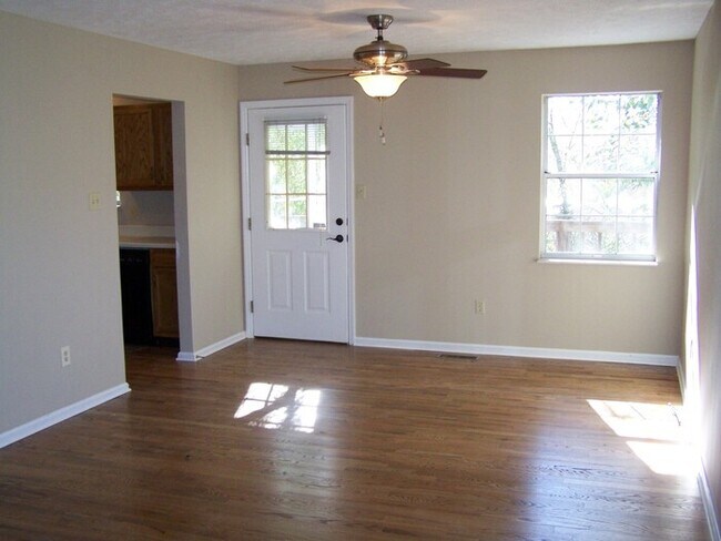 Building Photo - 3 bed, 2 bath, 2 car garage ranch style home with fenced yard.