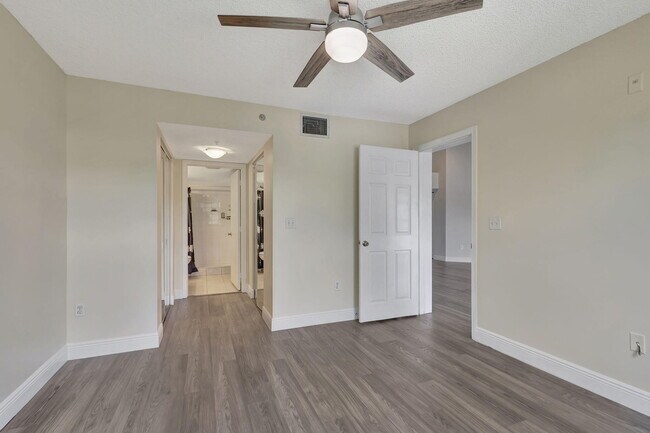 Building Photo - 600 Crestwood Ct N