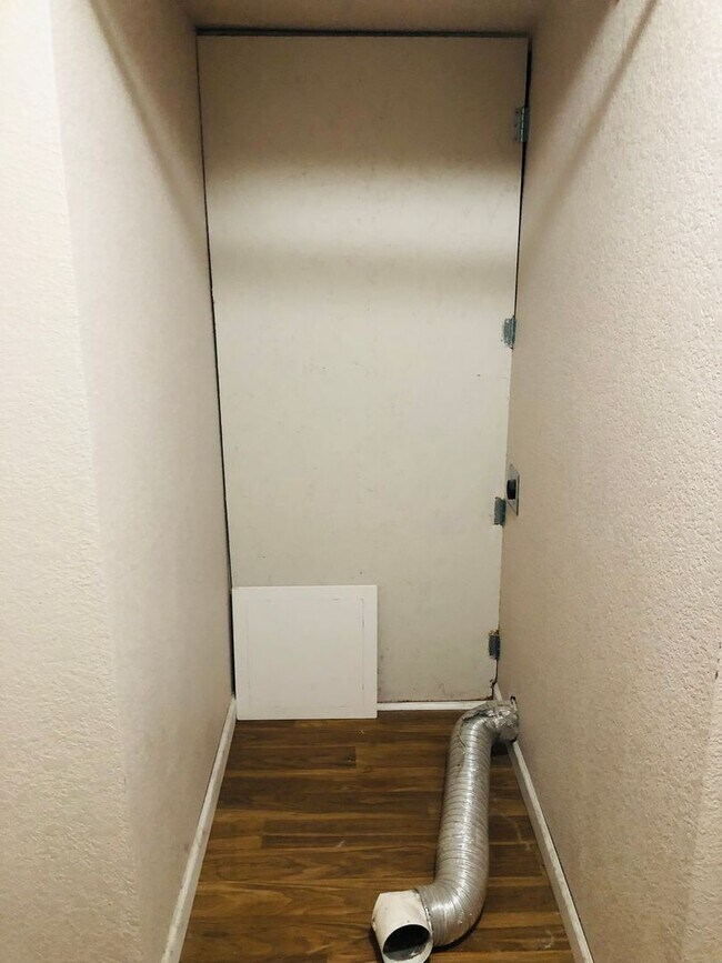 Building Photo - House- NW