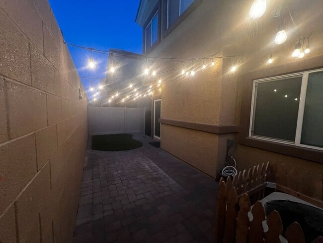 Building Photo - 3 bedroom/ 2 bath condo in gated community