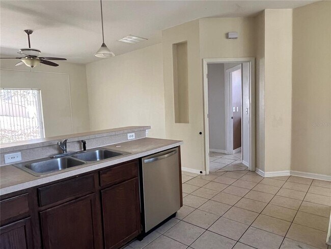 Building Photo - 209 Round Man St