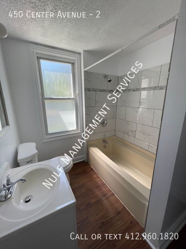 Building Photo - 3 Bed, 2 Bath Apartment with Bonus Room in...