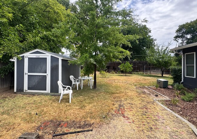 Building Photo - Updated Large 3 bedroom 2 bathroom home