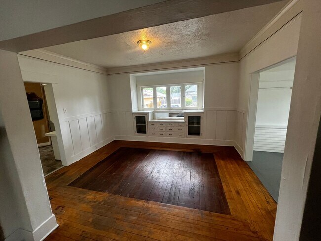Building Photo - Spacious 4-Bedroom Home in an Excellent Location Near Parks, Shopping & the Fairgrounds