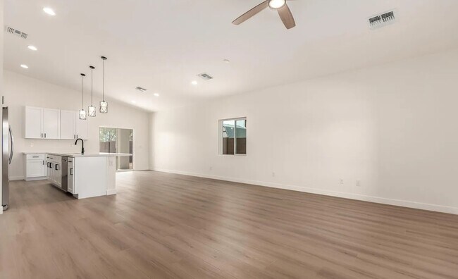 Building Photo - 1835 N 37th Dr