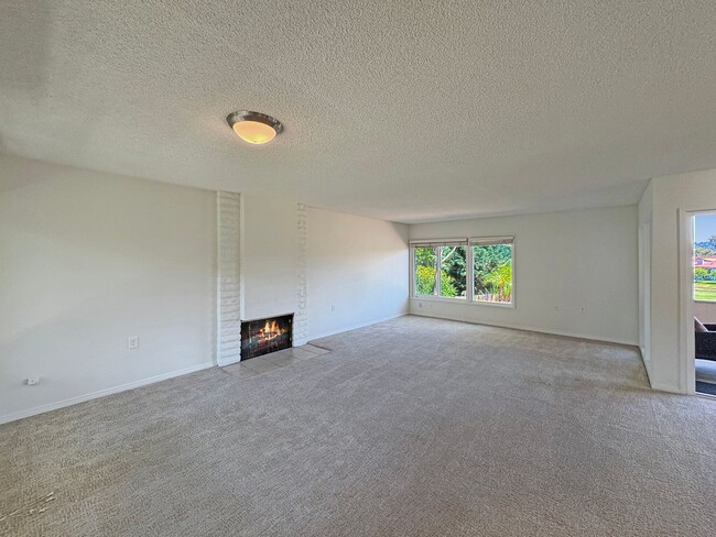 Building Photo - Spacious 2B/2.5BA Townhome w/ Stunning Vie...