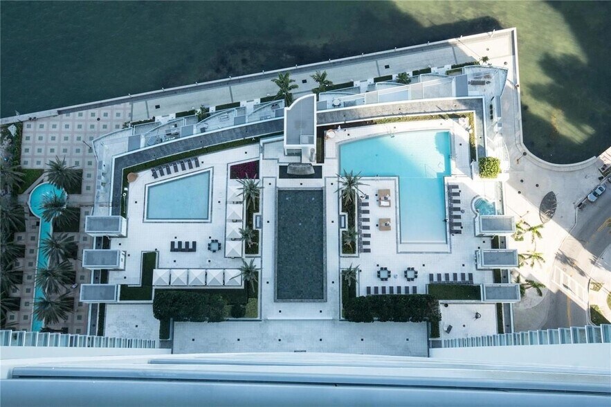 Building Photo - 1331 Brickell Bay Dr
