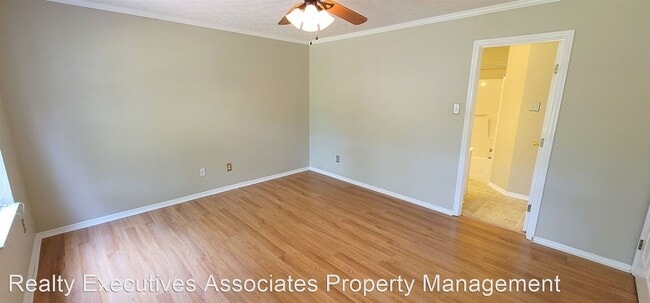 Building Photo - 3 br, 2.5 bath House - 829 Ashley Michelle...