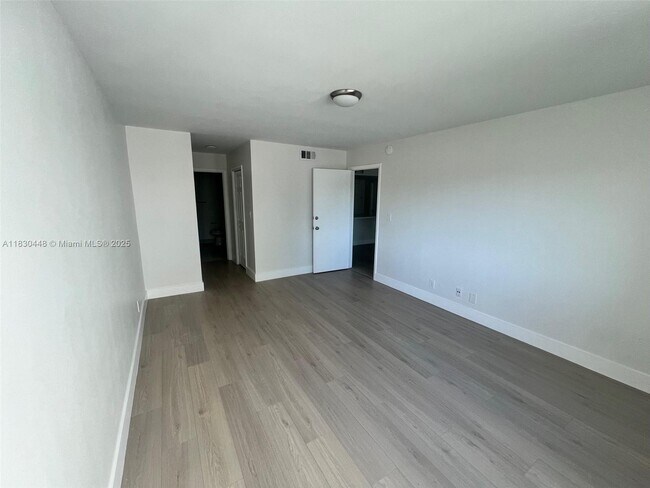 Building Photo - 100 Lakeview Dr