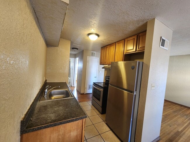 Building Photo - $550 - 1 bed 1 bath apartment *FIRST FULL MONTH RENT FREE*