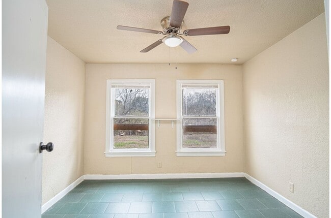 Building Photo - 928 Poinsettia St