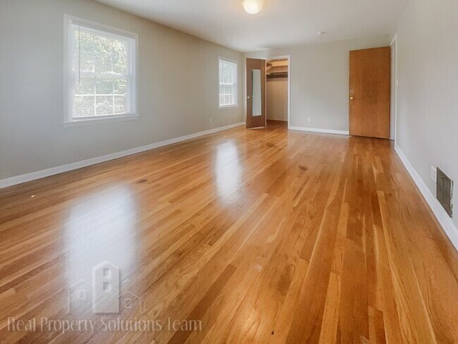 Building Photo - Two Story Home in Upper Arlington with att...