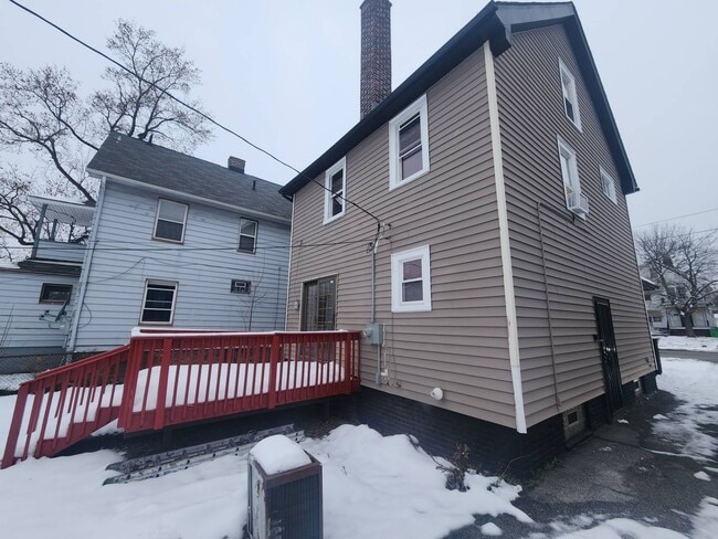 Building Photo - Charming 3-Bedroom Property in Prime Location