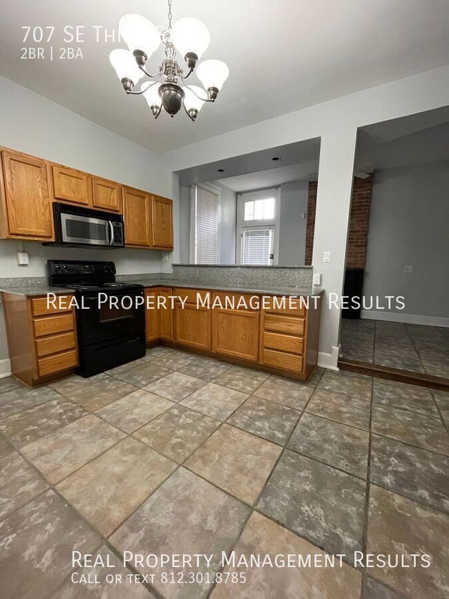 Building Photo - 2 Bedroom, 1.5 Bath Downtown Apartment