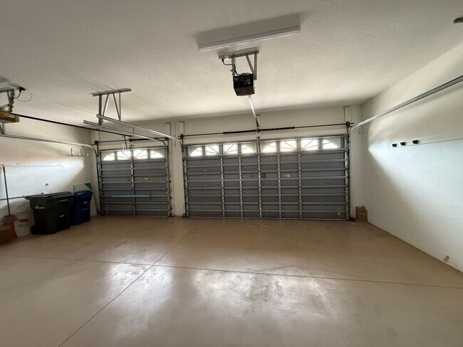 Building Photo - Luxurious 4 Bedroom 3 Bath Lakefront Pool Home W/3-Car Garage