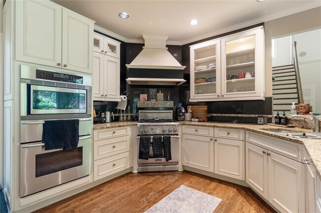 Building Photo - 3850 Glenhurst Dr