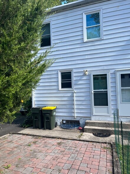 Building Photo - 136 N Green St