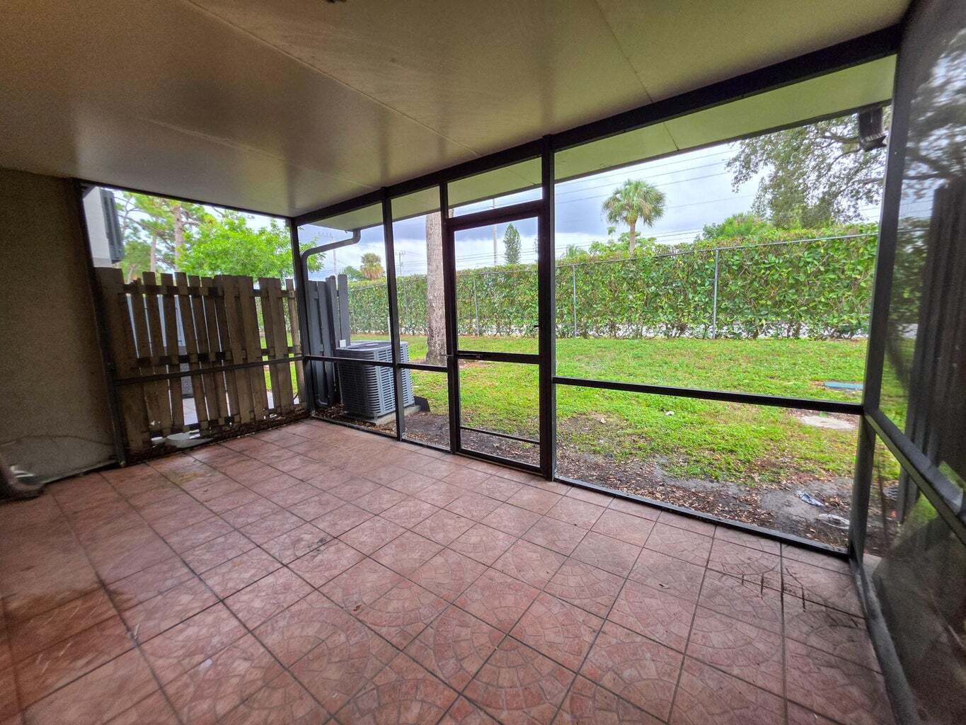 Building Photo - 902 Riverside Dr